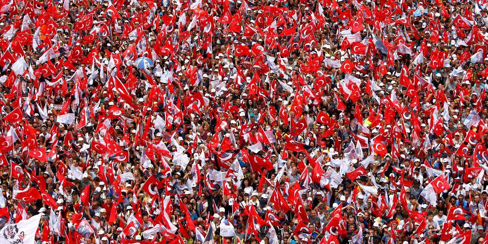 «Κοκκίνισε» η Κωνσταντινούπολη: Έπεσε η αυλαία για την προεκλογική εκστρατεία στην Τουρκία