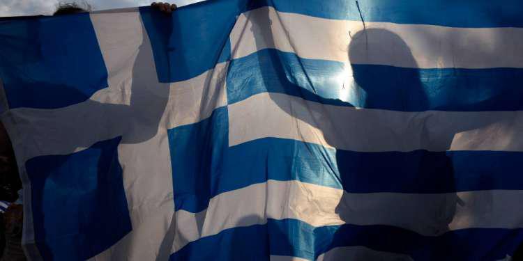 Ο Ελληνας λατρεύει την πολιτική, μισεί την ζωή του, ζει σε δυάρι και αμείβεται λίγο