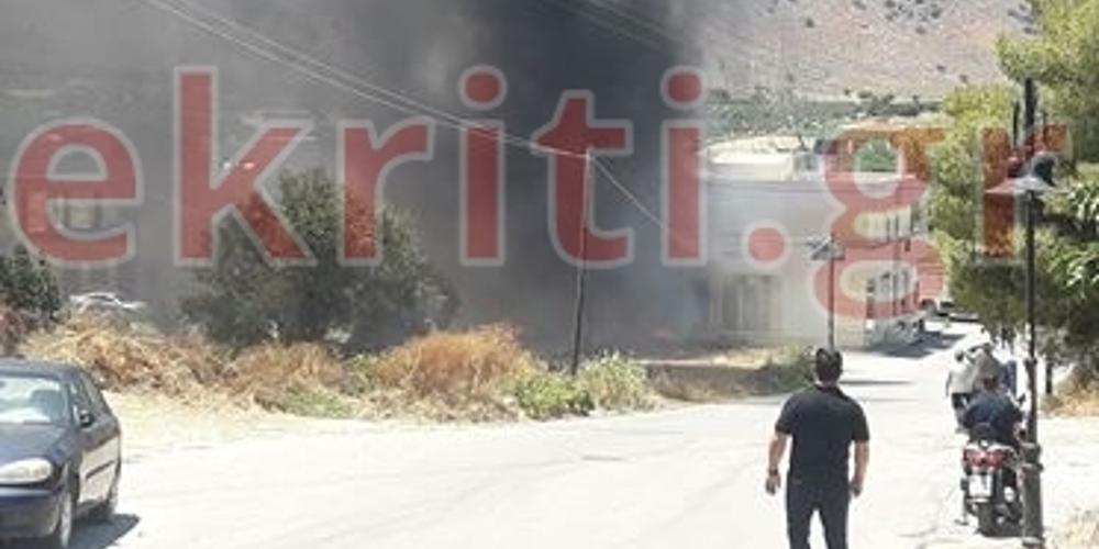 Φωτιά πολύ κοντά σε σπίτια στο Ηράκλειο Κρήτης - Ισχυρές δυνάμεις στο σημείο