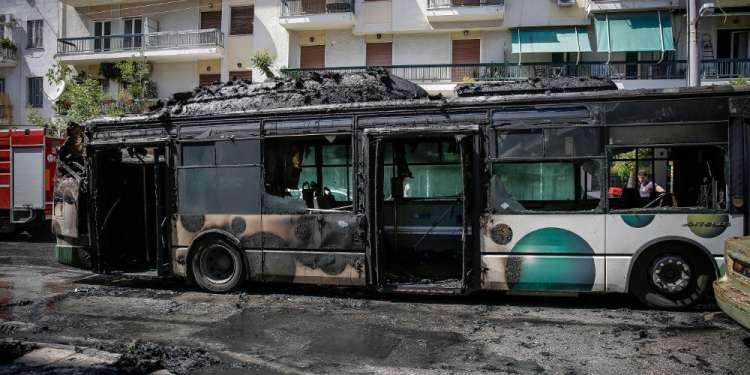 Πυρκαγιά σε λεωφορείο στα Κάτω Πατήσια - Καταστράφηκε ολοσχερώς [εικόνες]