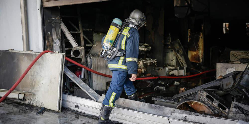 «Κόλαση» φωτιάς στο Περιστέρι: Καταστράφηκε η αποθήκη ηλεκτρικών [εικόνες & βίντεο]