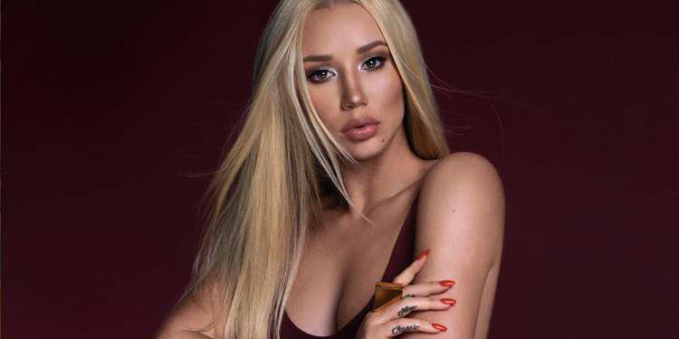 Η Iggy Azalea κάνει κέρασμα γενεθλίων τα οπίσθια της [εικόνες]