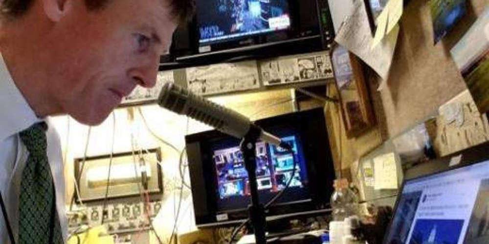 Δημοσιογράφος έχασε τη φωνή του και κάνει ραδιόφωνο χάρη σε τεχνητή φωνή