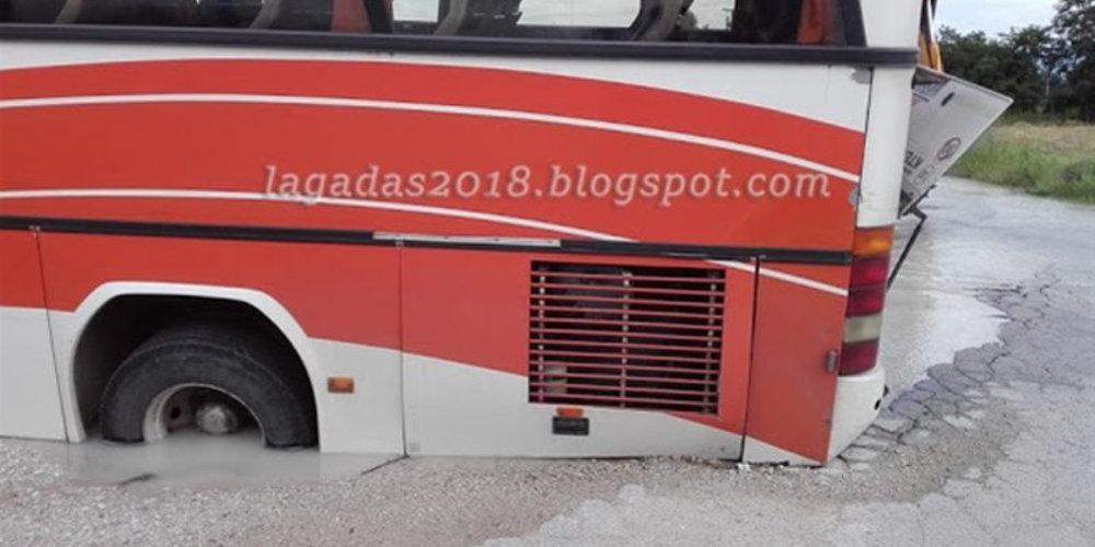 Ο δρόμος «κατάπιε» λεωφορείο του ΚΤΕΛ στον Λαγκαδά [εικόνες]