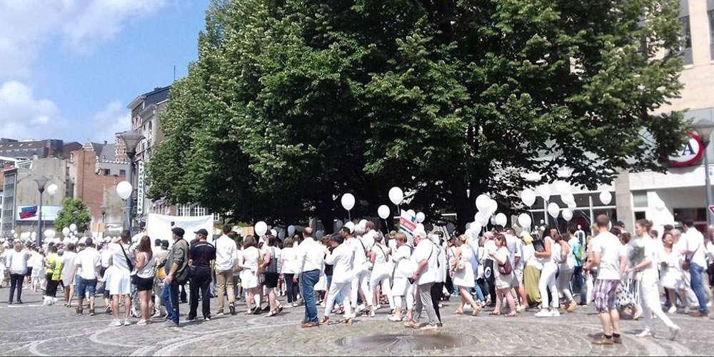 Γέμισε η Λιέγη με λευκά λουλούδια και μπαλόνια στη μνήμη των θυμάτων της τρομοκρατικής επίθεσης