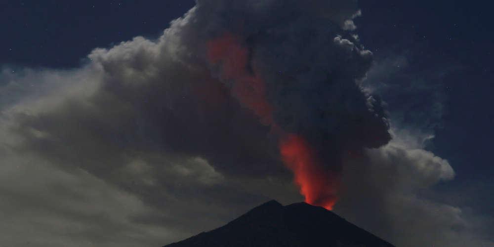 «Ξύπνησε» το ηφαίστειο στο Μπαλί - Εκατοντάδες πτήσεις ακυρώθηκαν