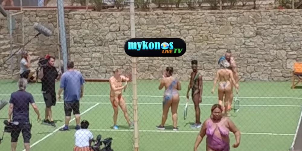 Απίστευτο βίντεο από την Μύκονο: Παίζουν ολόγυμνοι τένις και τρελαίνουν τους ντόπιους