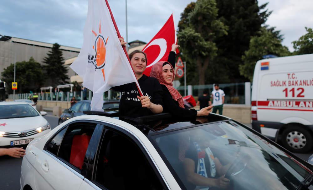 Εκλογές στην Τουρκία: Έξαλλοι πανηγυρισμοί από τους οπαδούς του Ερντογάν [εικόνες]