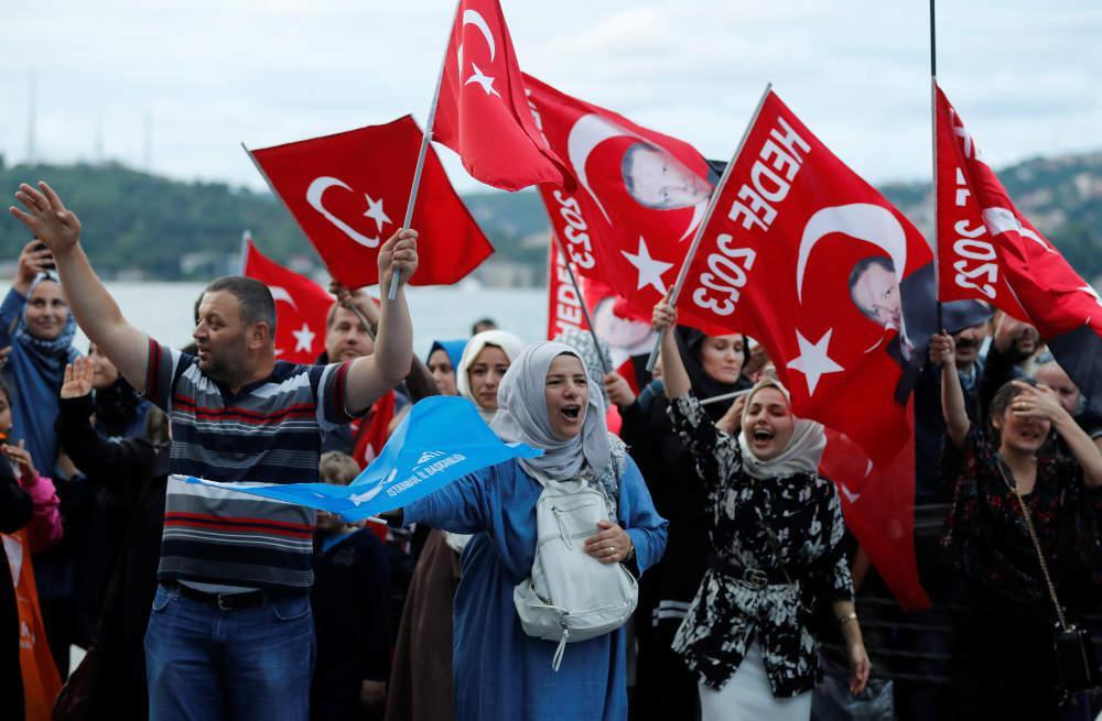 Εκλογές στην Τουρκία: Έξαλλοι πανηγυρισμοί από τους οπαδούς του Ερντογάν [εικόνες]