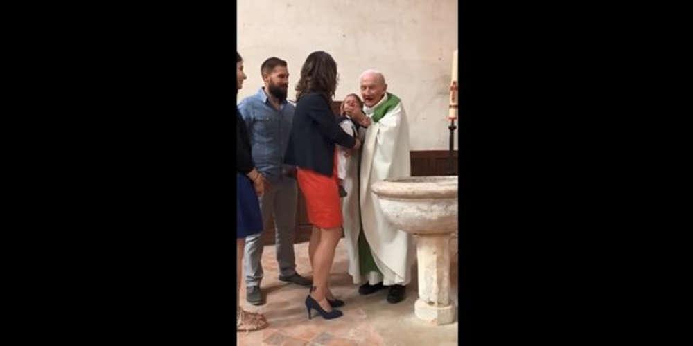Απίστευτο: Γάλλος ιερέας χαστουκίζει μωρό κατά τη διάρκεια της βάφτισης [βίντεο]