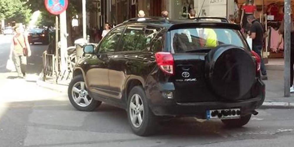Παρκαρίσματα για... βραβεία στη Θεσσαλονίκη: Οδηγός έβγαλε κάδο για να βάλει το τζιπ [εικόνες]