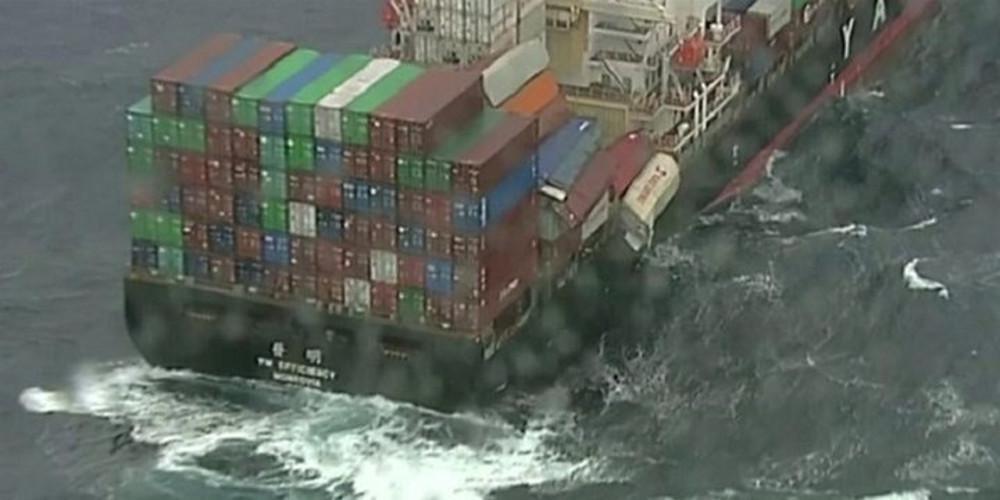 Φορτηγό πλοίο έχασε 83 κοντέινερ - Η θάλασσα γέμισε με... πάνες και σερβιέτες [βίντεο]