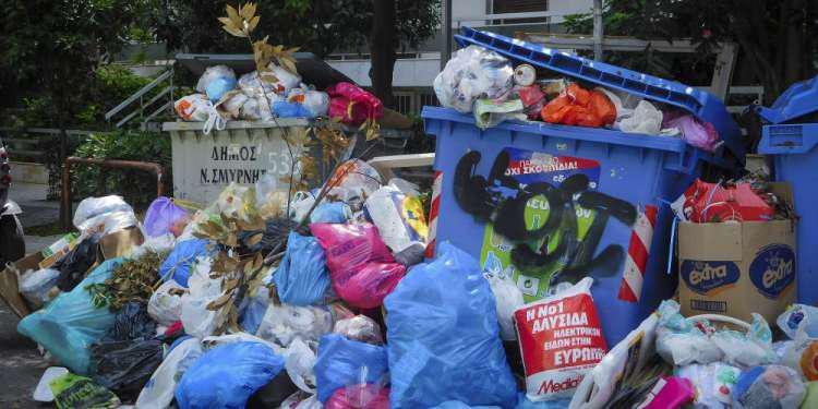H μάχη της Κέρκυρας με τα σκουπίδια στον Independent