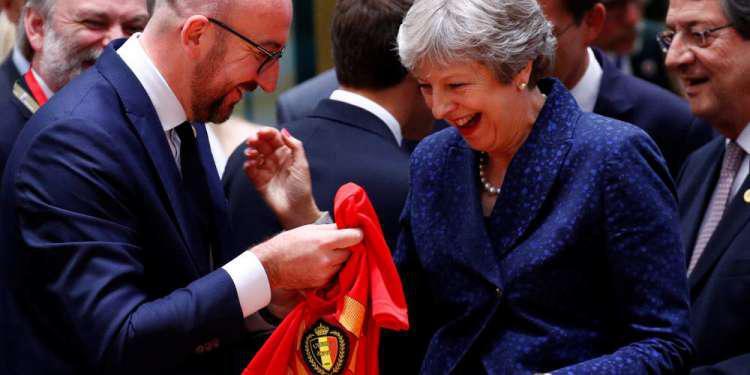 Ο Βέλγος πρωθυπουργός…πίκαρε την Τερέζα Μέι με φανέλα του Βελγίου