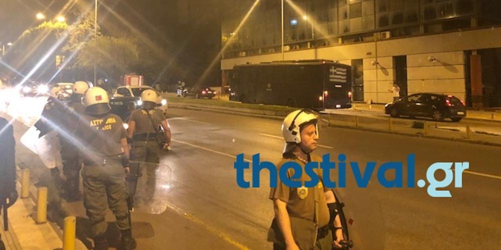 Αστυνομικοί: Δολοφονική επίθεση - Πέταξαν 30 μολότοφ στην κλούβα των ΜΑΤ στην Θεσσαλονίκη