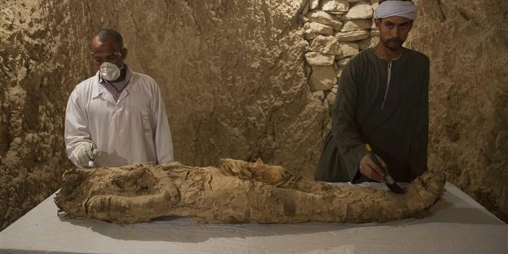 Σε δυο άντρες και μια γυναίκα ανήκουν οι σκελετοί της γρανιτένιας σαρκοφάγου στην Αλεξάνδρεια