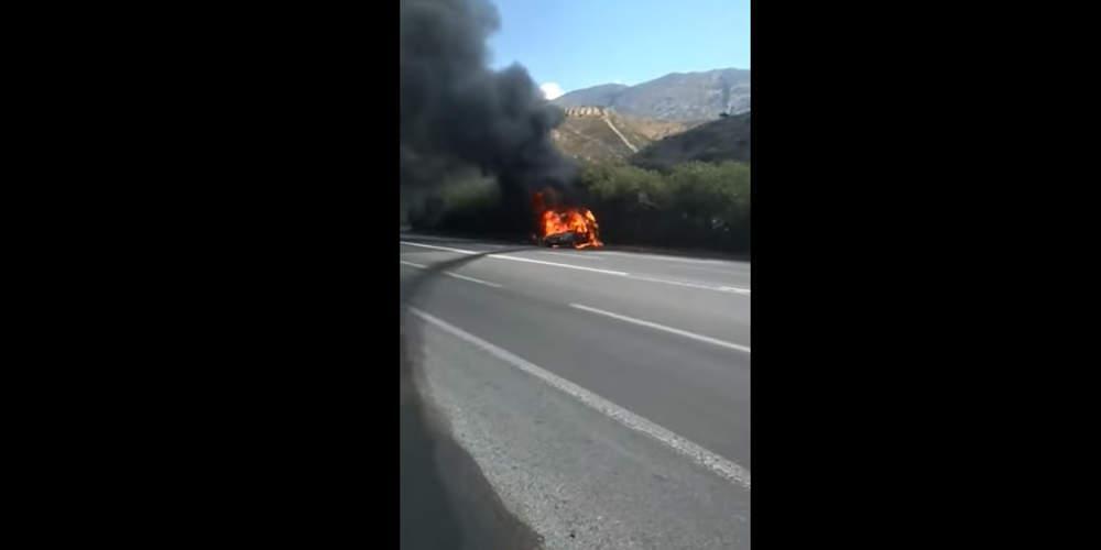 Απίστευτο βίντεο: Αυτοκίνητο τυλίχθηκε στις φλόγες στην Κρήτη – Από θαύμα γλύτωσε ο οδηγός