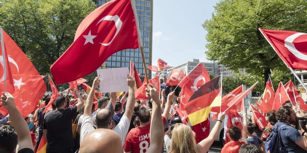 Πορεία συμπαράστασης στον Οζίλ στο Βερολίνο από Τούρκους