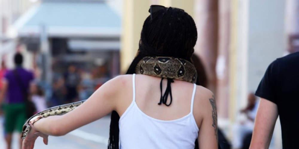 Απίστευτο: Νεαρή κυκλοφορούσε στη Θεσσαλονίκη με φίδι γύρω από τον λαιμό της [εικόνες]
