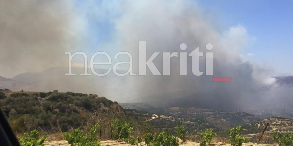 Ανεξέλεγκτη η μεγάλη φωτιά στην Κρήτη - Κινδύνευσαν πυροσβέστες