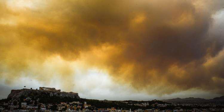 «Σκέπασε» Ακρόπολη και Βουλή ο καπνός από την φωτιά στην Κινέτα