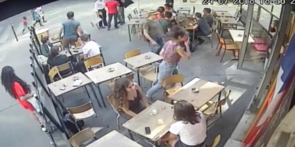 Σοκ με βίντεο όπου άνδρας εμφανίζεται να παρενοχλεί μια 22χρονη στο Παρίσι