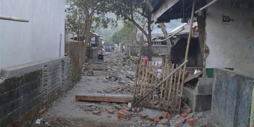 Επεσαν σπίτια από τον σεισμό 7,5 ρίχτερ στην Ινδονησία