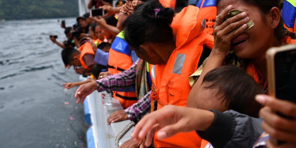 Εικόνες-σοκ από ναυάγιο στην Ινδονησία: Οι επιβάτες κρέμονται από τα κάγκελα
