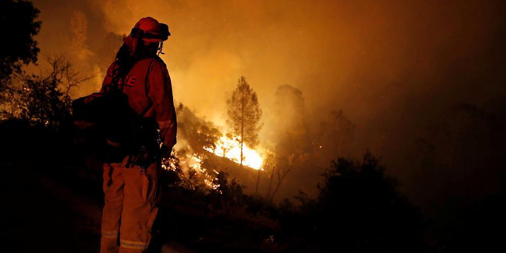 Φόβοι για νεκρούς από την πυρκαγιά που σάρωσε την Καλιφόρνια την Πέμπτη