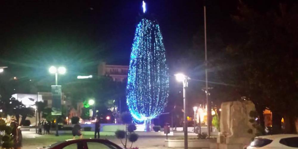 Τρολάρισμα από τον Δήμο Καβάλας: Άναψαν το... χριστουγεννιάτικο δέντρο καλοκαιριάτικα