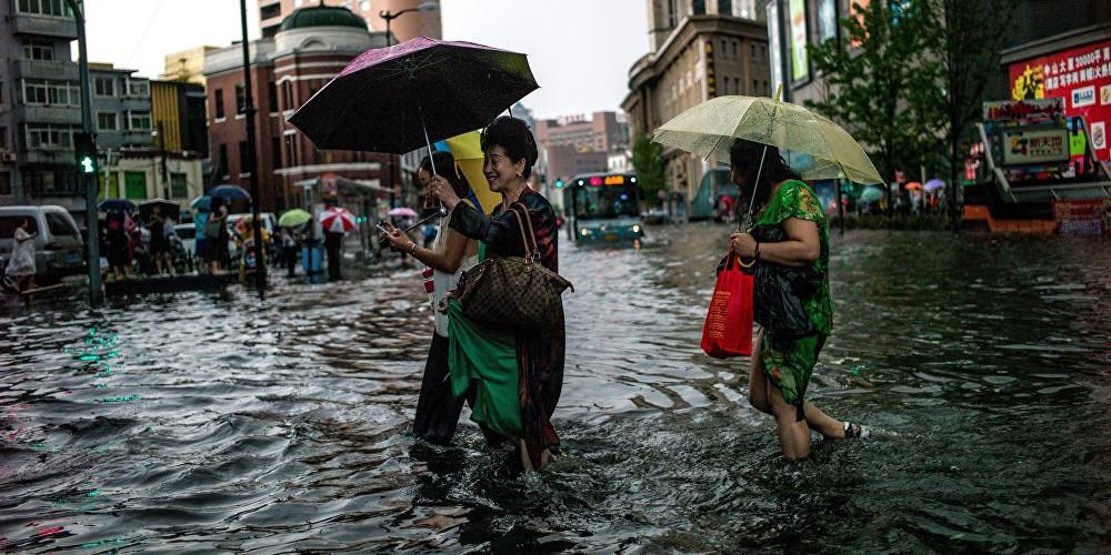 «Παραλύει» η Κίνα από τις σφοδρές καταιγίδες και τις πλημμύρες