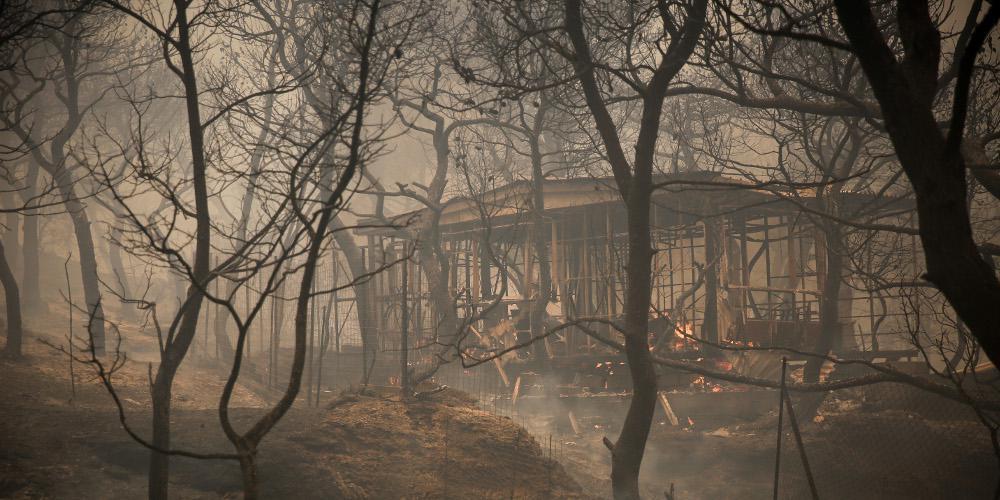 Πύρινος όλεθρος στη Κινέτα - Καίγονται σπίτια, εκκενώθηκαν οικισμοί [εικόνες & βίντεο]