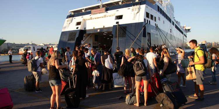 Χαμός στο λιμάνι του Πειραιά: Έχασαν το πλοίο τους λόγω της κίνησης