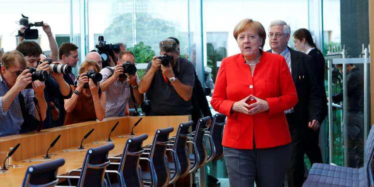 Κριτική του Spiegel στη Μέρκελ: «Μικροπρεπής και δειλή» η άρνηση του Βερολίνου για ευρωομόλογα
