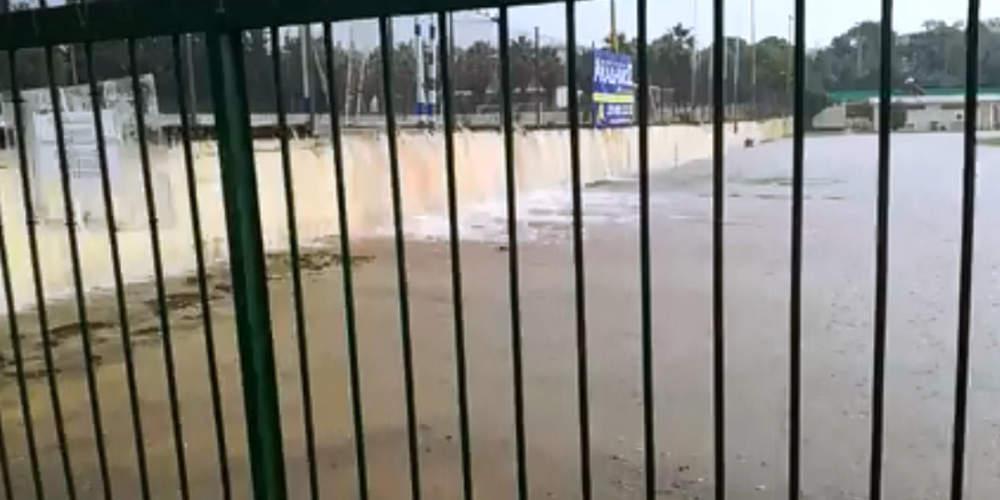 Απίστευτο βίντεο: Γήπεδο στην Παλλήνη έγινε λίμνη από την καταιγίδα