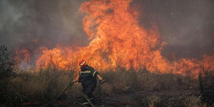 Καιρός Φωτιά Μεγάλη πυρκαγιά στη Ζάκυνθο: Εκκενώνονται σπίτια στο χωριό Κερί