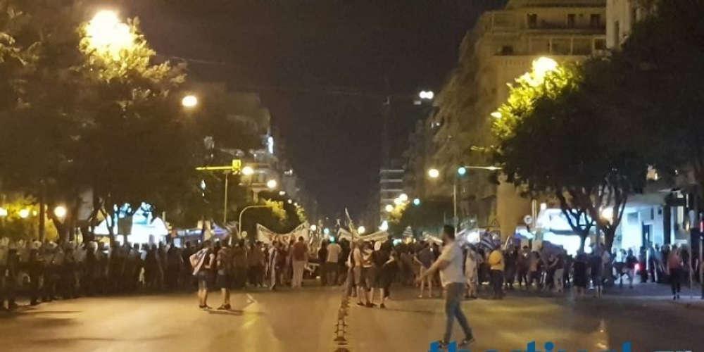 «Πολιορκούν» τα γραφεία του ΣΥΡΙΖΑ διαδηλωτές στην Θεσσαλονίκη [βίντεο]
