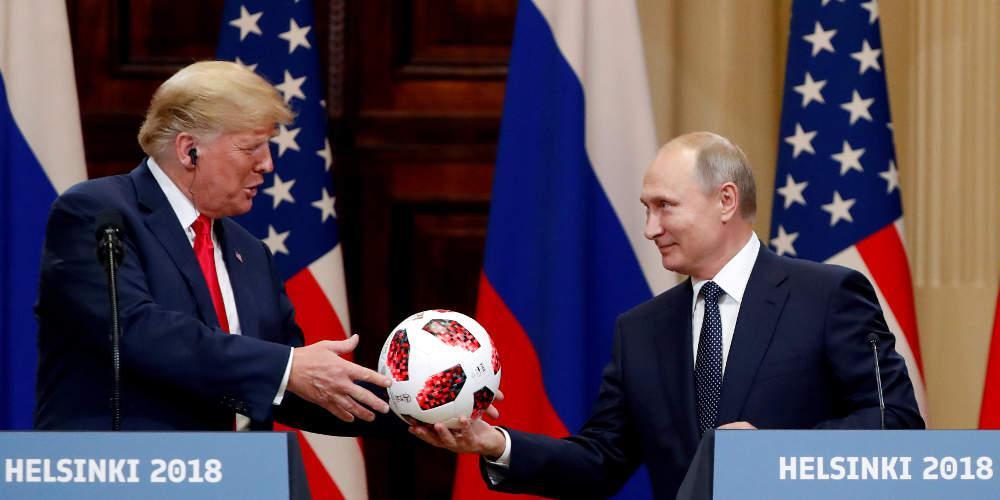 Η μπάλα που δώρισε ο Πούτιν στον Τραμπ έχει τσιπάκι! - Τι αποκαλύπτει το Bloomberg