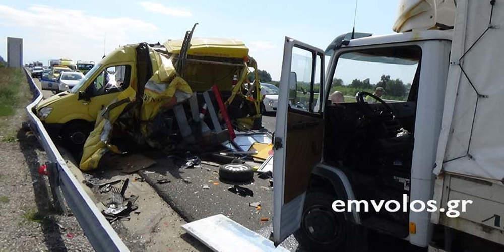 Σοβαρό τροχαίο με τραυματία στην Εγνατία – Φορτηγό έπεσε πάνω σε οχήματα [εικόνες]