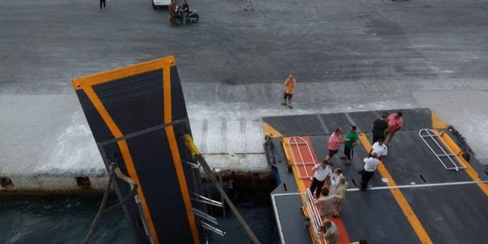 Πρόσκρουση του καταπέλτη επιβατών στο λιμάνι της Σύρου του Blue Star Paros