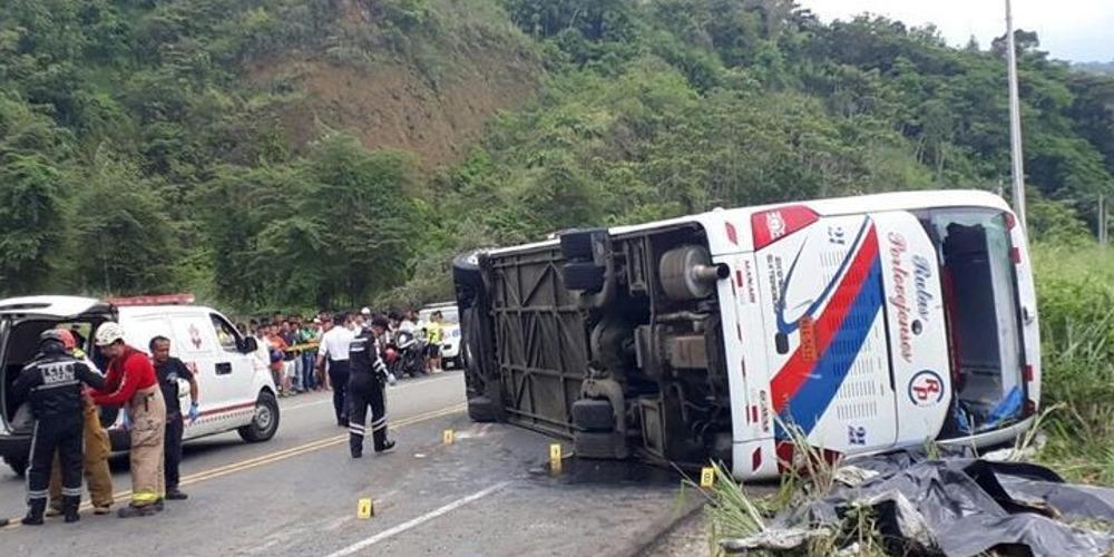 Στους 23 οι νεκροί από σύγκρουση λεωφορείου με αυτοκίνητο στον Ισημερινό