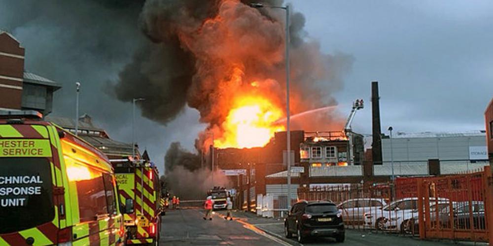 Μεγάλη φωτιά σε εργοστάσιο στο Μάντσεστερ [βίντεο]