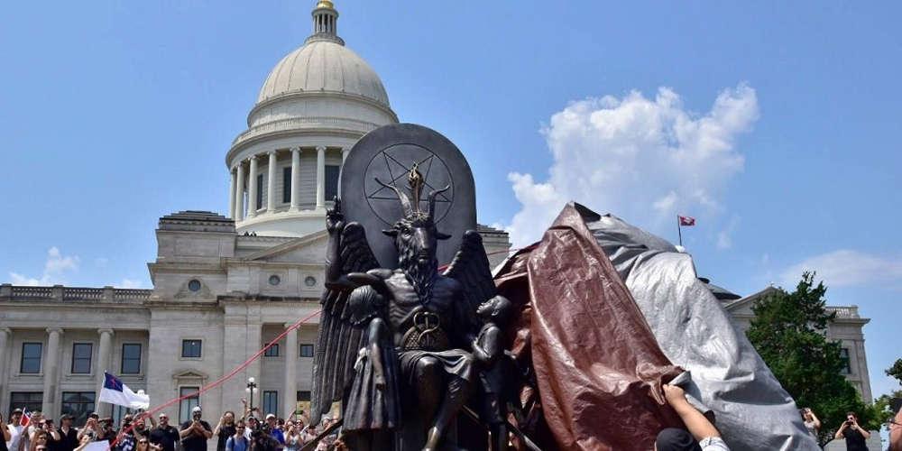 Εστησαν άγαλμα του σατανά σε κυβερνητικό κτίριο στο Αρκάνσας