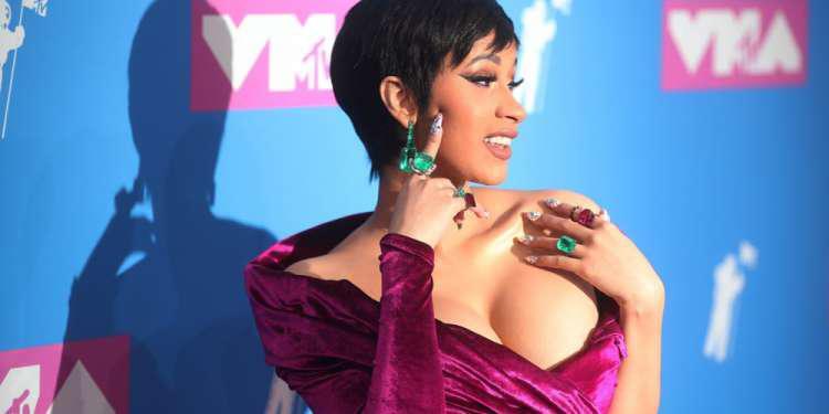 Η Cardi B βγάζει όλα της τα ρούχα για να δείξει το τατουάζ [εικόνες]