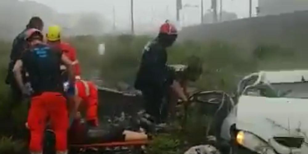 Εικόνες σοκ από την κατάρρευση της οδογέφυρας στην Γένοβα - Μάχη των πυροσβεστών για τους εγκλωβισμένους