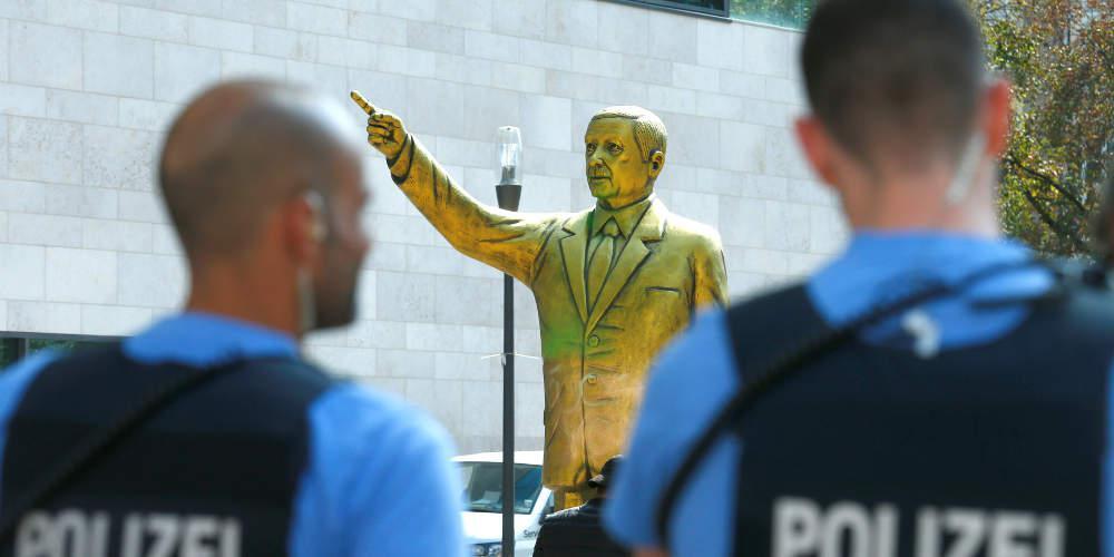 Αποσύρθηκε άγαλμα του Ερντογάν από φεστιβάλ τέχνης στη Γερμανία λόγων έντονων αντιδράσεων
