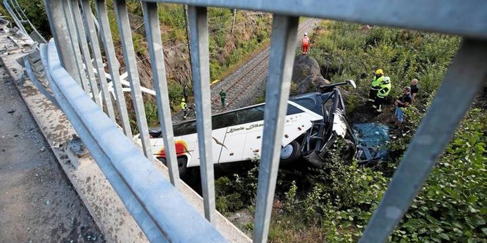 Τέσσερις νεκροί από πτώση λεωφορείου από γέφυρα στην Φιλανδία [εικόνες]