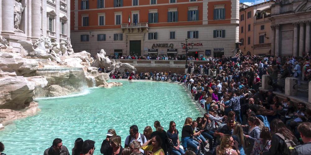 Μαλλιοτράβηγμα στην Fontana di Trevi, στη Ρώμη για μία… selfie!