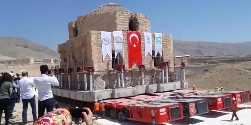 Συγκλονιστικό βίντεο: Τούρκοι μετέφεραν ιστορικό χαμάμ ώστε να μην βρεθεί κάτω από το νερό!