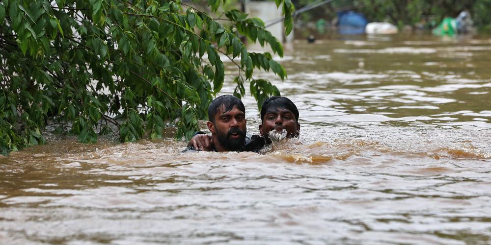 Πάνω από ένα εκατομμύριο οι εκτοπισμένοι από τις πλημμύρες στην Ινδία